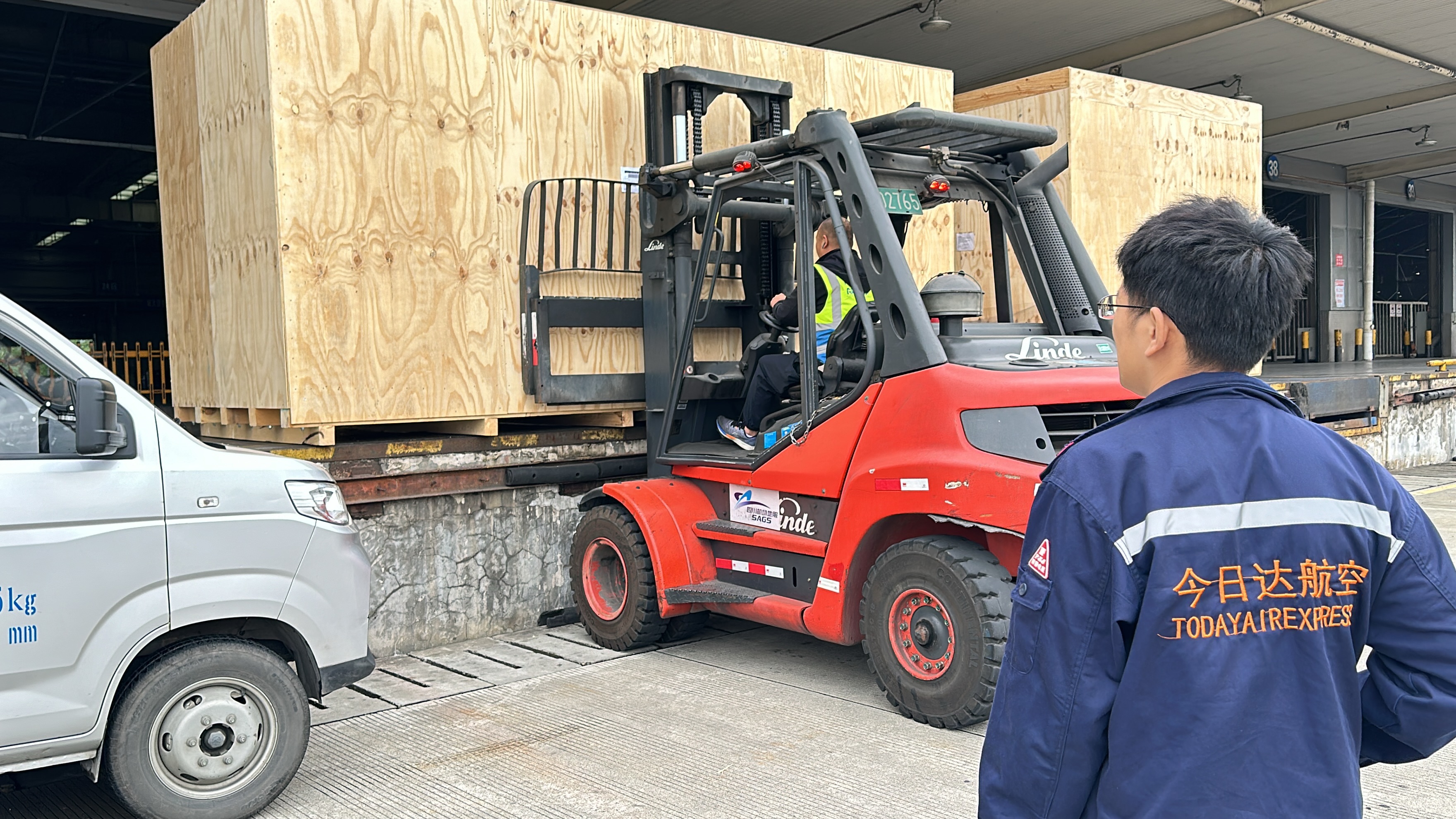 成都今日達航空物流公司成功派送重要設備制罐機